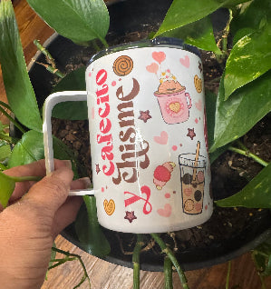 Cafecito y Chisme 12 oz Coffee Mug with Lid - Pink